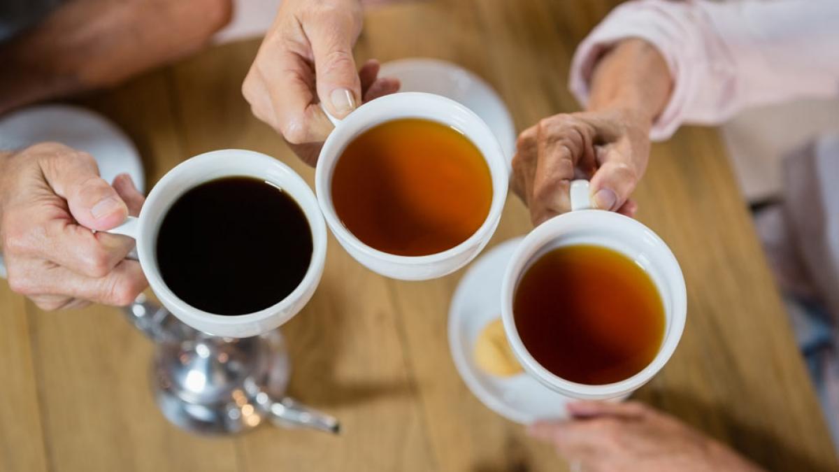 hands holding coffee cups