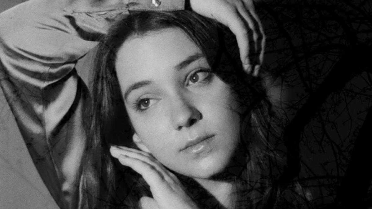 black and white photo of Pace University student, Veronica Orlovska, with hands around head