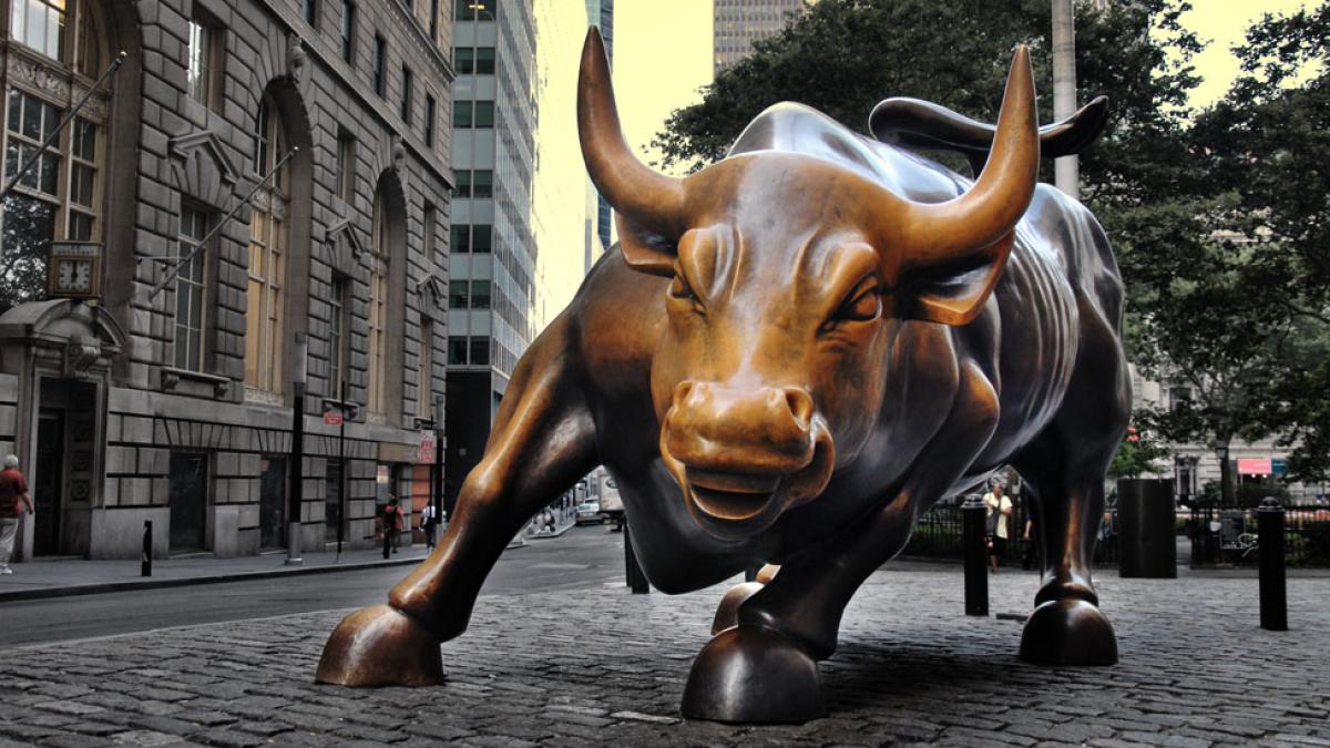 bronze bull statue at Wall Street in Manhattan