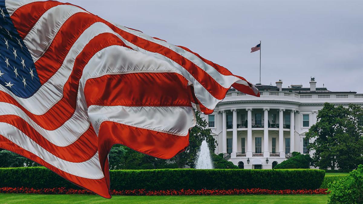 White House with the American flag 