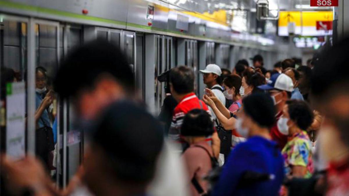 Numerous people line up to board the new subway line linking Bucheon to Goyang, both in Gyeonggi Province of Korea