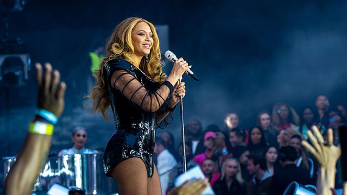 Beyonce singing and performing at a concert